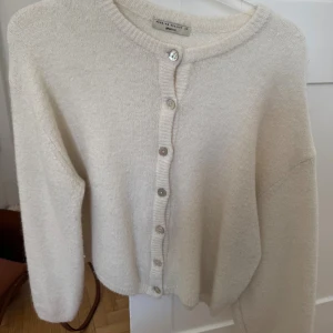 Vit/Beige stickad kofta från Gina Tricot - Mysig stickad kofta från Gina Tricot i storlek XS. 