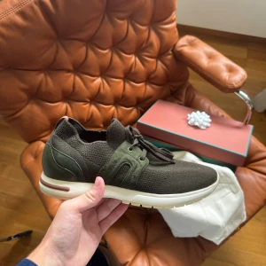 Loro Piana Flext walk - Säljer nu en present som inte var önskad till ett rabatterat pris, skorna är helt nya med box och dustbags, storleken är 38 och passar tts. Skönaste skon på marknaden enligt mig själv!