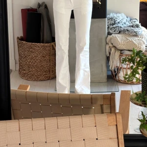 Vita bootcut jeans från Subdued - Säljer ett par vita jeans från Subdued i storlek 40. Byxorna har bootcut-modell med klassisk femficksdesign och normal passform. Tillverkade i bomull med lite stretch för extra komfort. Perfekta för en clean och fräsch look. Byxorna är som en 36!
