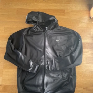 Lacoste kofta  - Lacost kofta storlek S/M. Mycket bra skick. Skriv vid fundering