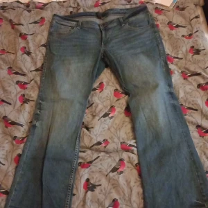 Blå bootcut jeans från H&M Divided - Säljs för att dom är för små. Är i nytt skick och har använts 1 gång, står att storleken är 48 men är 46