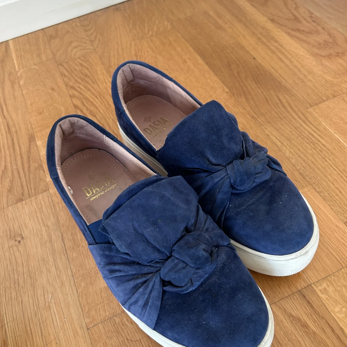 Blå mockasneakers med rosett från Dasia