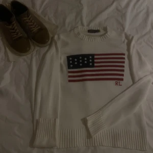 Ralph luren tröja  - Säljer en vit stickad Ralph luren tröja, med en usa flagga på. Den är i storlek S! Inga defekter finns. SOM NY! Hör av er vid funderingar 
