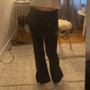 Svarta bootcut byxor - svarta kostymbyxor från bikbok i storlek 36. de var tappat en knapp inget som påverkar att de inte går att stänga då de har en till knapp. 