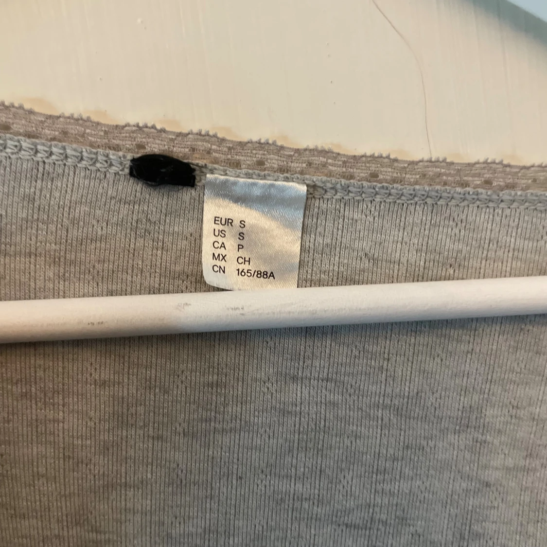 Grå ribbad långärmad topp med spets från H&M - 2