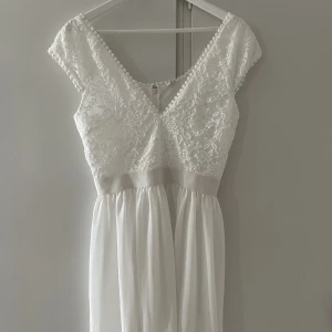 vit klänning  - Säljer nu min otroligt fina klänning som är perfekt inför studenten från Nelly. Den är endast använd en gång vid ett kort tillfälle, den är i storlek 38 men passar även 36.