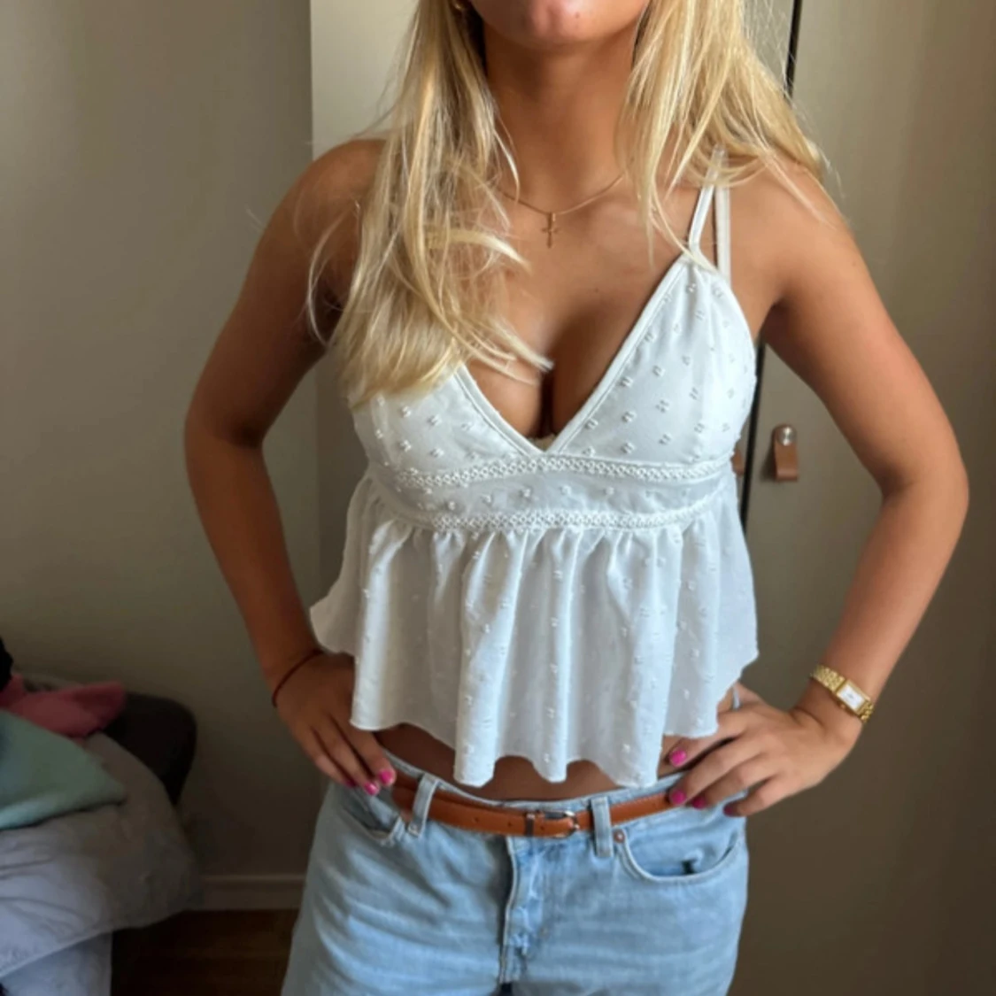 Vit ärmlös linnetopp med spetsdetaljer - 1