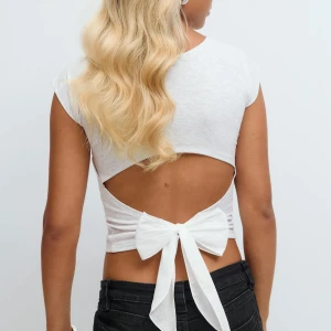 topp från gina tricot - helt ny och oanvänd säljer då den är för liten🩷