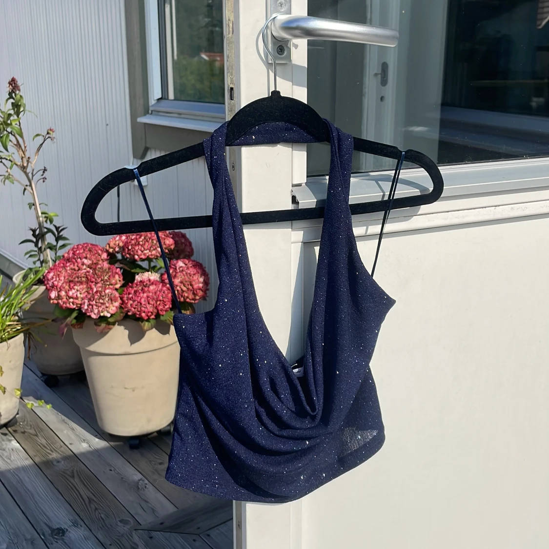 Glittrig marinblå topp från Subdued