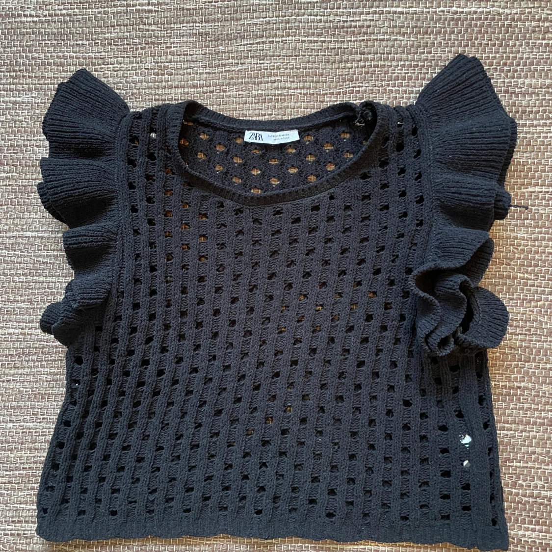 Svart stickad topp med volang från Zara