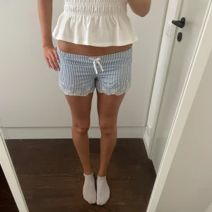 Low waist shorts från Ralph Lauren - Säljer mina supersöta low waist randiga shorts från Ralph Lauren, pga de blivit för små för mig. De är köpta på Selfridges i London (deras motsvarighet till NK). Nypris 1000kr, säljer för 370kr. Inga defekter. Storleken är 14, alltså S. Bara att skriva om ni har frågor!🌸