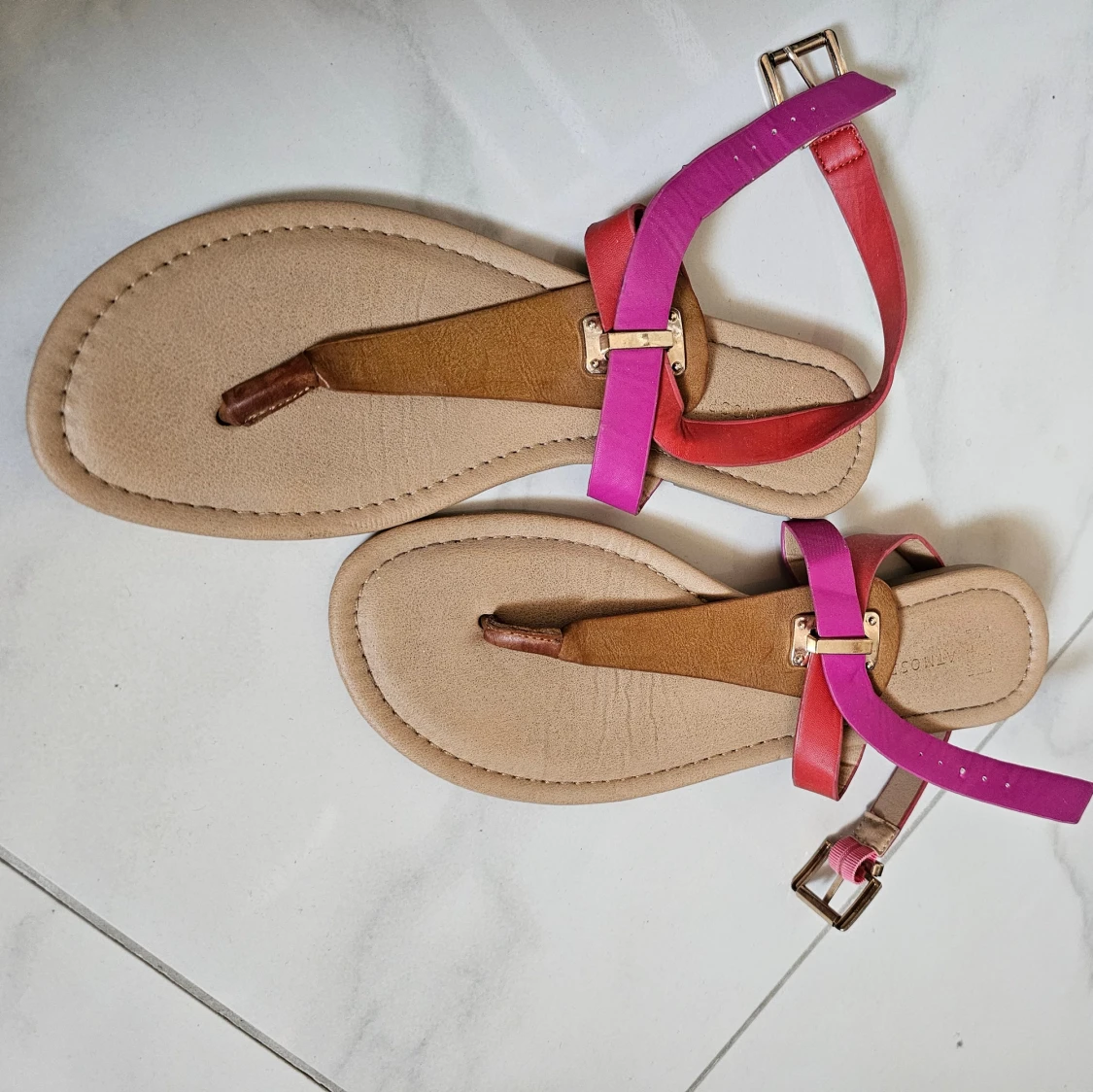 Beige sandaler med rosa och röda remmar