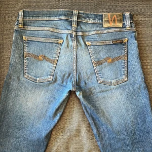 Nudie jeans slim fit - Tjena, säljer nu mina älskade Nudie jeans då dom börjar bli för små. Dom är slim fit och i bra skick. Köpte för 1400kr men säljer för ändast 599! Dom har skitsnygg tvätt som passar perfekt för vintern och hösten. Bara att höra av sig kring funderingar.