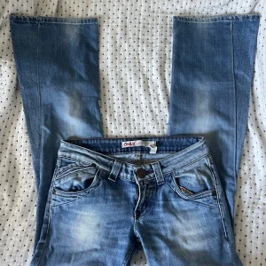 Only jeans - Jeans från only som är sydda botcut och är lowwaist. Midjemått: 39 cm Innerbenslängd: 81 cm