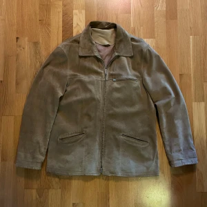 Vintage jacka - Beige jacka i äkta läder med fodring! Köpte den på en marknad några år sen men den är fortfarande i mycket bra skick! På jackan står herrstorleken 52 men den sitter som M (är 174 cm och brukar bära S), så den passar jättebra! Lädret och fodringen gör att den håller värme jättebra och blir till en perfekt höstjacka. Det är bara att skriva om du har några funderingar! <3 