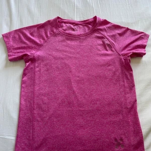 Rosa tränings t-shirt - Snygg rosa t-shirt från x-trail med korta ärmar och rund hals. Perfekt för träning, tillverkad i mjukt och lätt polyester-material som andas. Passformen är normal och färgen har en fräsch rosa vit ton