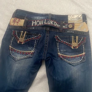 HowLuk Denim blå jeans med jättefint broderi - Unika blå jeans från HowLuk Denim, jag köpte dem på secondhand för ett tag sen i Danmark. Jag säljer eftersom de har tyvärr blivit för små🥲OBS: Står ej för postens slarv‼️Betalar ENDAST med swish‼️MÅTT// INNERBEN: 81cm  FOTVIDD: 21cm LÅRVIDD: 24,5cm  MIDJA: 41cm