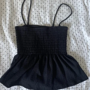 Gina topp - Svart topp från gina tricot