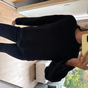 Stickad tröja  - Svarta stickad tröja ifrån Gina tricot. Strl S, använd men i gott skick!