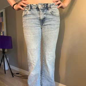 Ljusblå bootcut jeans från 157, S - Snygga ljusblå jeans från 157 i bootcut-modell med full längd. Vanliga knappfickor där bak, midwaist. Jeansen är i mjukt denimtyg och har en lätt tvättad look.