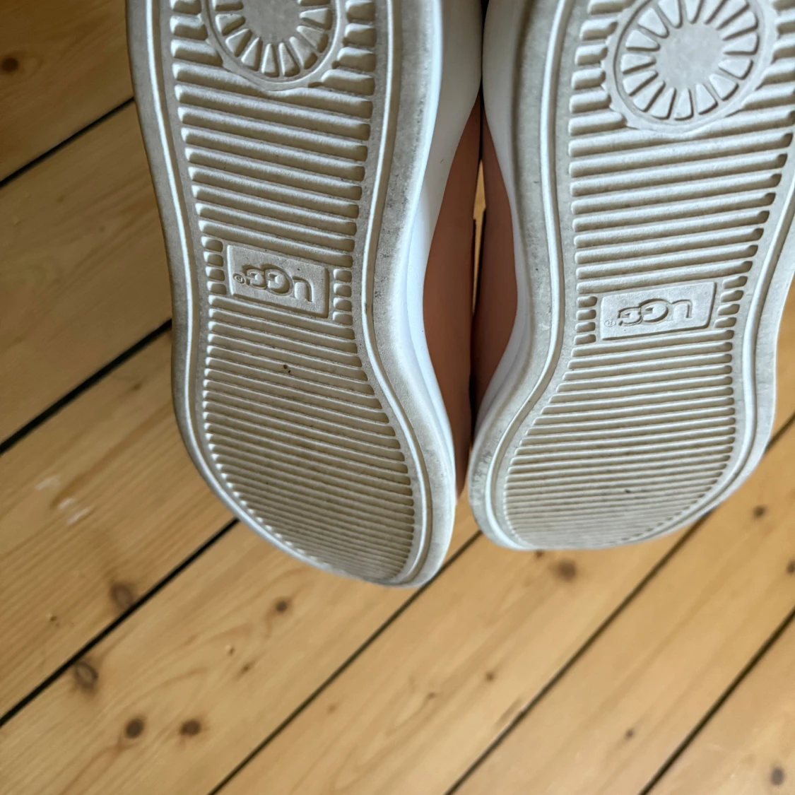 Rosa sneakers från UGG med bred resår - 3