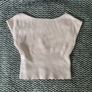 Figursydd topp  - Jättesnygg topp som sitter tight i midjan! Aldrig använd, storlek 158-164 vilket jag skulle säga motsvarar xs/s 