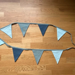 Vimplar  - En girlang med vimplar i olika blå nyanser. Ca 220cm lång.