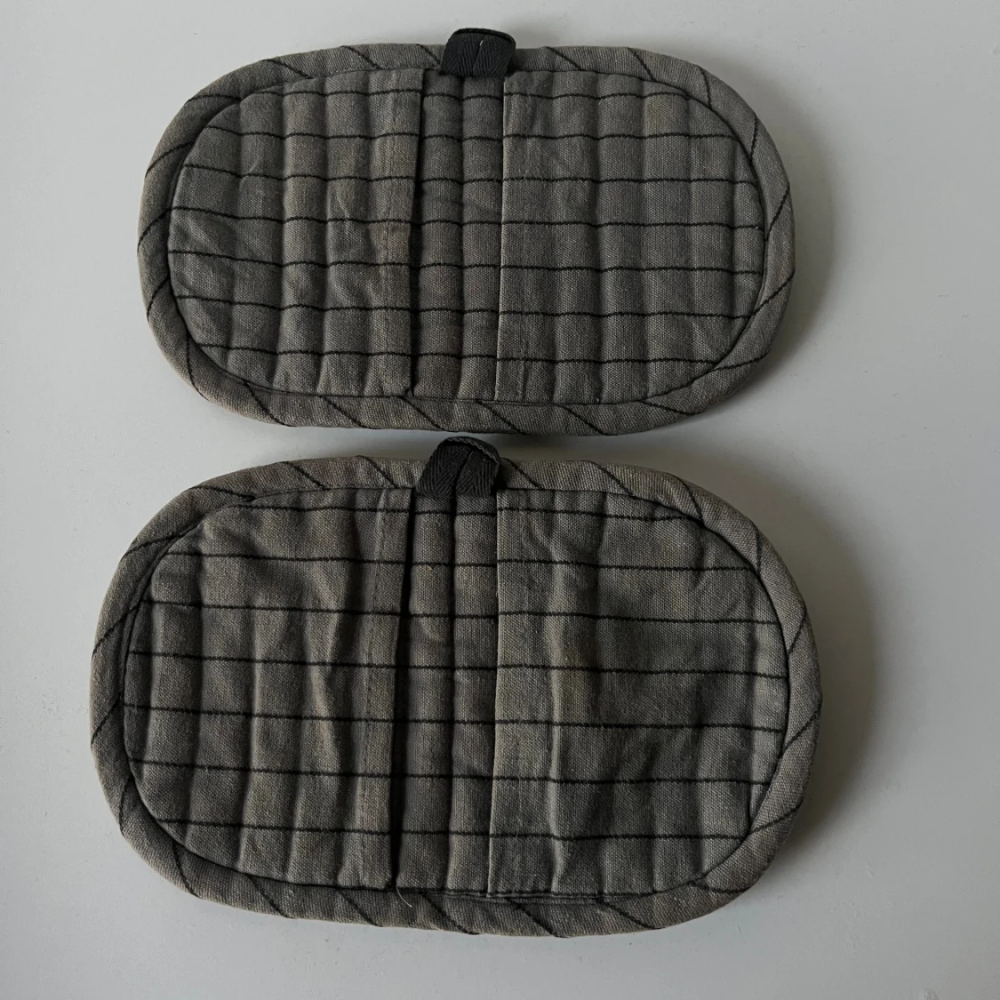 Grå rutiga grytvantar i bomull