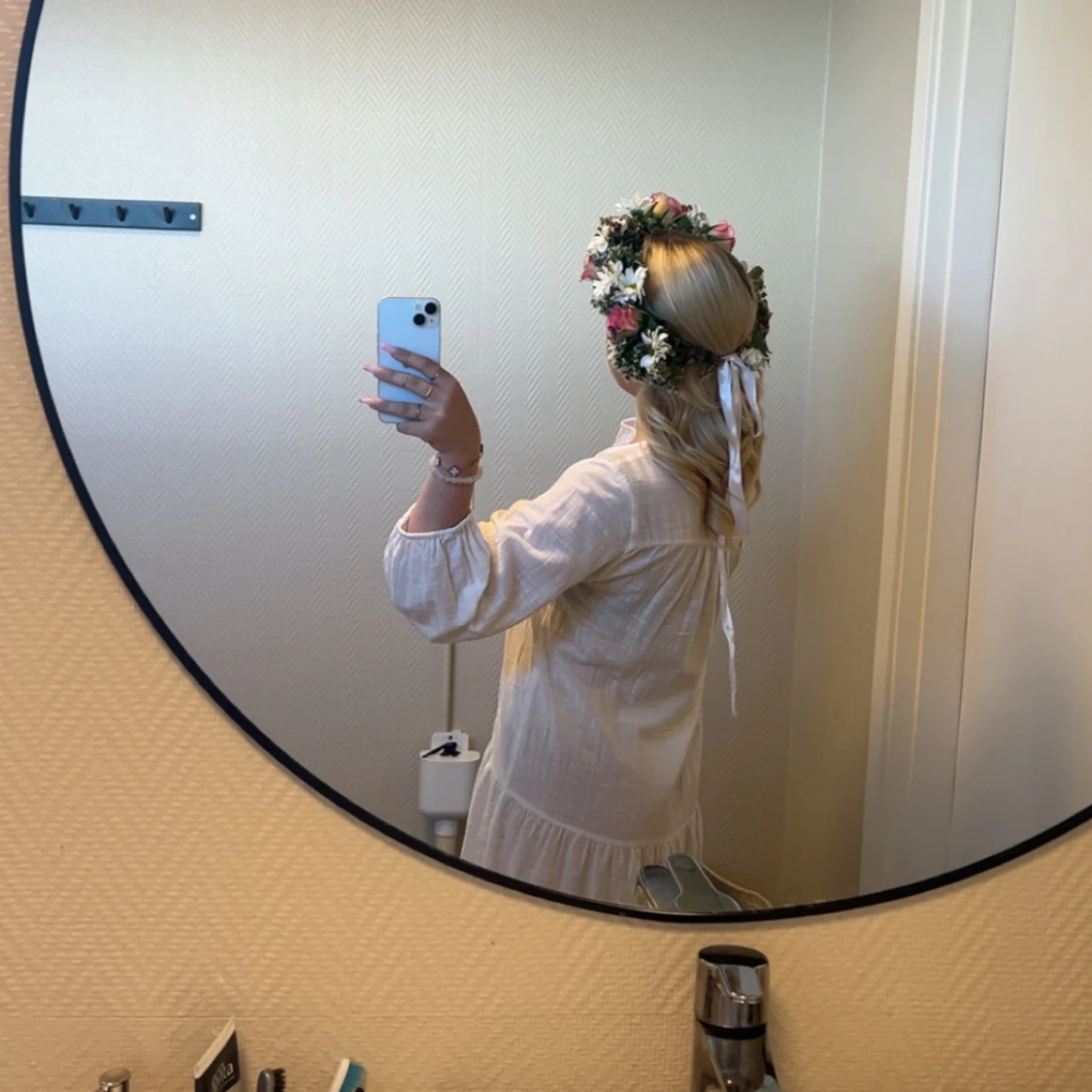 Vit kortklänning med volang - 1