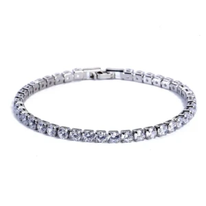 Armband - Silverarmband – Stil & Kvalitet från Armory  Ett perfekt tillskott till din stil! Detta tennisarmband har en enkel och elegant design med en skön passform. Passar både till vardags och som en fin present.  Hör av dig vid frågor! / Armory