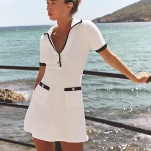 Zara Vit ribbad kortklänning med svarta detaljer - Supersöt vit ribbad kortklänning med svarta detaljer vid krage och ärmslut. Helt slutsålt på hemsidan.