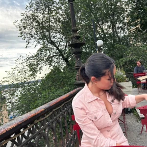 Ljusrosa jeansklänning med knappar - Säljer en superfin ljusrosa kort jeansklänning med krage och knappar hela vägen framtill. Klänningen har långa ärmar och två bröstfickor med lock. Perfekt för dig som gillar en avslappnad men ändå snygg look.