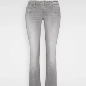 Grå ltb jeans valerie - Säljer dessa supersnygga jeans från ltb då de tyvärr inte kommer till användning längre! De är i superbra skick. Kan gå ner i pris vid snabb affär!💗