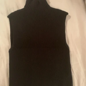 Svart ribbad stickad väst från Zara - Svart stickad väst från Zara i storlek S. Säljer då den inte kommer till användning.