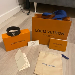 Armband  - Säljer ett stilrent svart armband med deras ikoniska mönster. Kommer i originalförpackning. Helt ny aldrig använd. OBS PRIS KAN DISKUTERAS OCH SKRIV FÖR FLER BILDER
