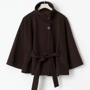 Belt cape jacket  - Stilren brun kappa med hög krage, knappar framtill och knytbälte i midjan. Jackan har vida ärmar och en snygg, minimalistisk design som passar perfekt till lager-på-lager. Perfekt för dig som gillar klassiska och enkla plagg.
