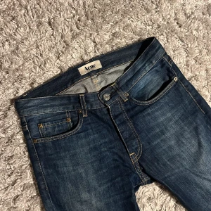 Acne slim fit jeans - Säljer dessa riktigt snygga Acne jeans i storlek 29/32. Jeansen har en slim passform och är i bra skick utan defekter. Bara att skriva över frågor och funderingar.