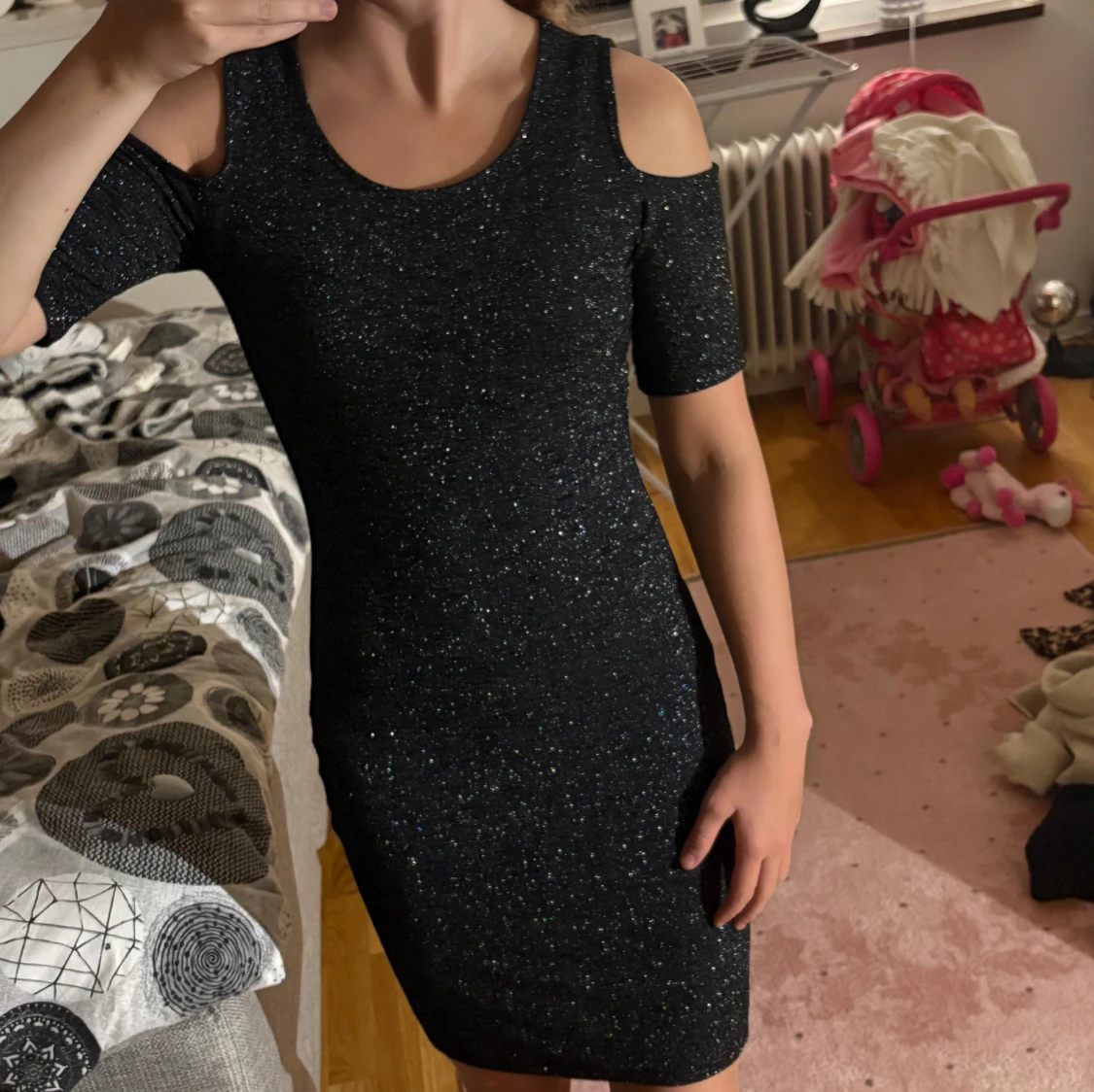 Glittrig svart kortklänning