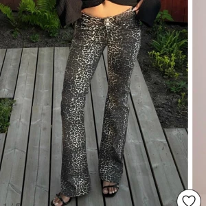 Leopardmönstrade bootcut jeans - Säljer nu mina trendiga leopardjeans då de inte längre kommer till användning, använda fåtal gånger. Snygga bootcut jeans med leopardmönster i mörkgrå och beige toner. Byxorna har låg midja, klassisk femficksdesign och är tillverkade i ett stretchigt bomullsmaterial. Perfekta för dig som vill sticka ut med en trendig look.