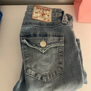 True Religion ljusblå jeans - Hejj! Jag säljer ett par true religon jeans i storlek w26 dom är i jätte bra skick det är en pytte liten fläck på låret som finns med på bilderna. 
