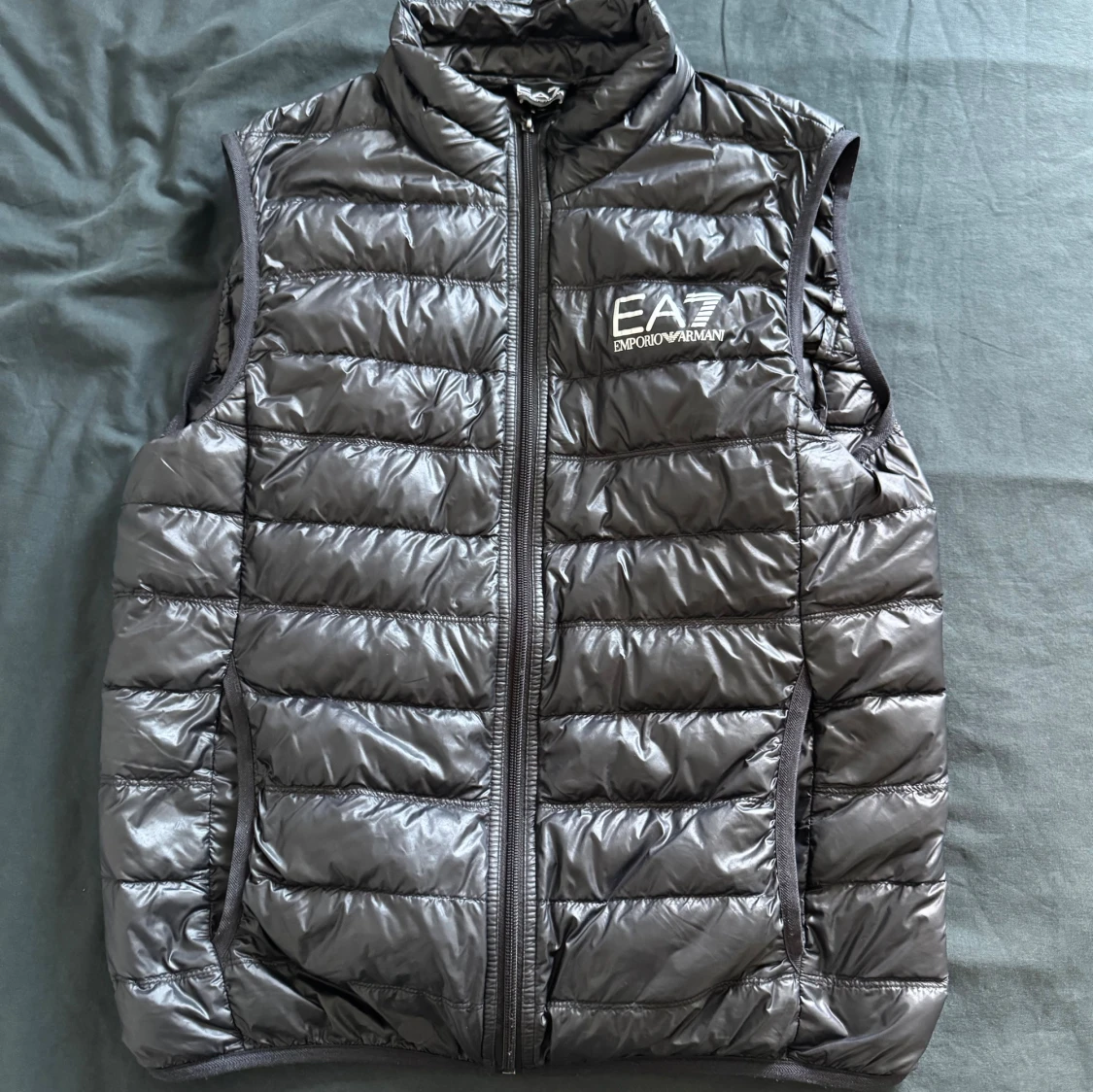 Svart dunväst från Emporio Armani EA7
