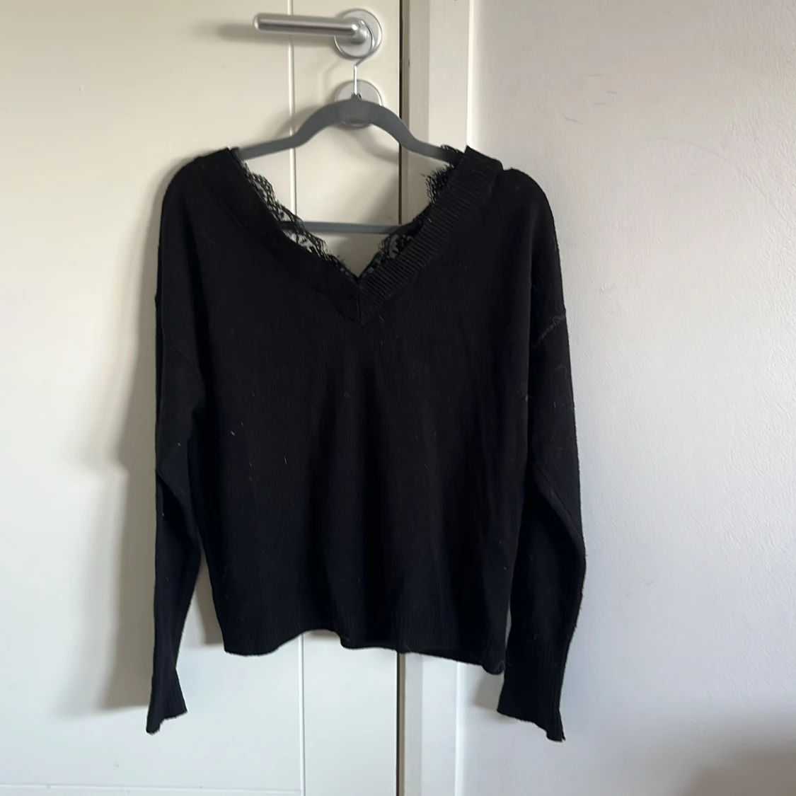 Svart stickad tröja med spetsdetalj