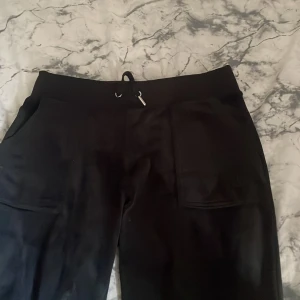 Svarta juicy byxor  - Svarta juicy byxor som är använda ett fårtal gånger men som fortfarande är i bra skick.
