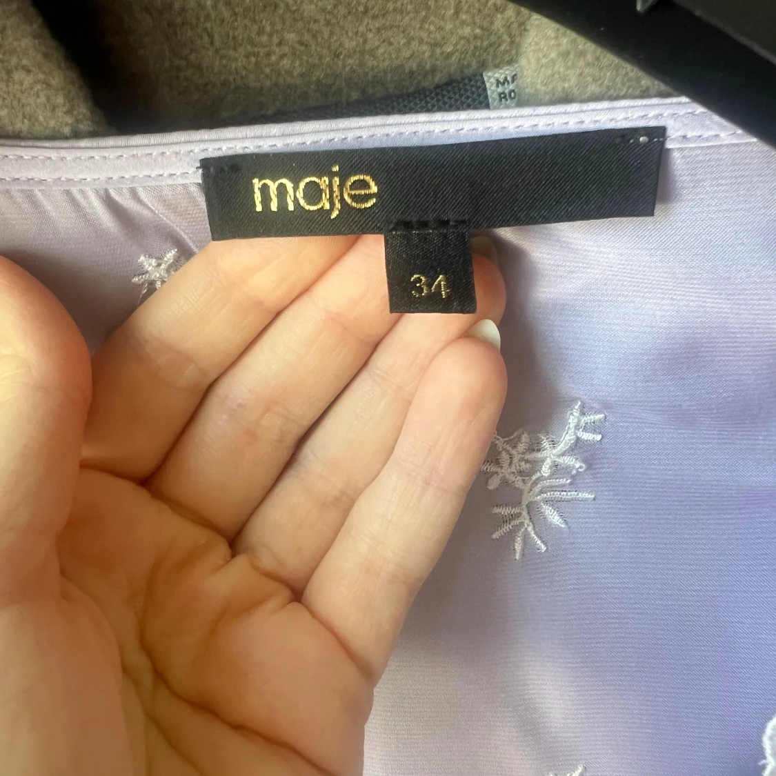 Ljuslila volangklänning från Maje - 2