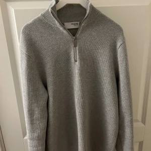 Grå Half zip - Grå Half zip från Selected Homme. Använd 4 gånger. Så gott som ny! Nypris 800kr