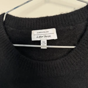 Stickad tröja från other stories - Svart stickad tröja från & Other Stories med coola detaljer längs armarna, nyskick utan lapp