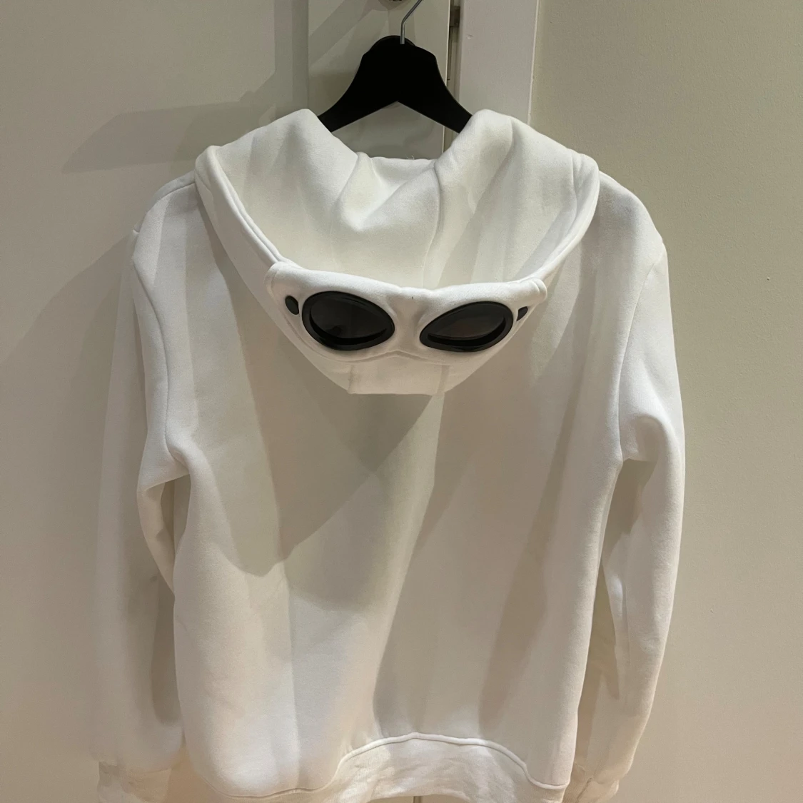 Vit hoodie med goggles från C.P. Company - 1