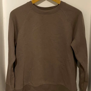 Brun sweatshirt - En enkel brun sweatshirt med rund hals och långa ärmar. 🥰