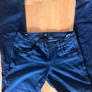 LTB jeans - Jätte fina nattblå färgade LTB jeans i storleken W28 L36. Inga defekter💕