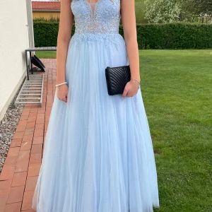 Ljusblå balklänning - Säljer min älskade balklänning, jätte fint skick och det är inga fel på den, alla kristaller sitter kvar och dragkedjan funkar. Kom privat för mer information. Den är från mascara.